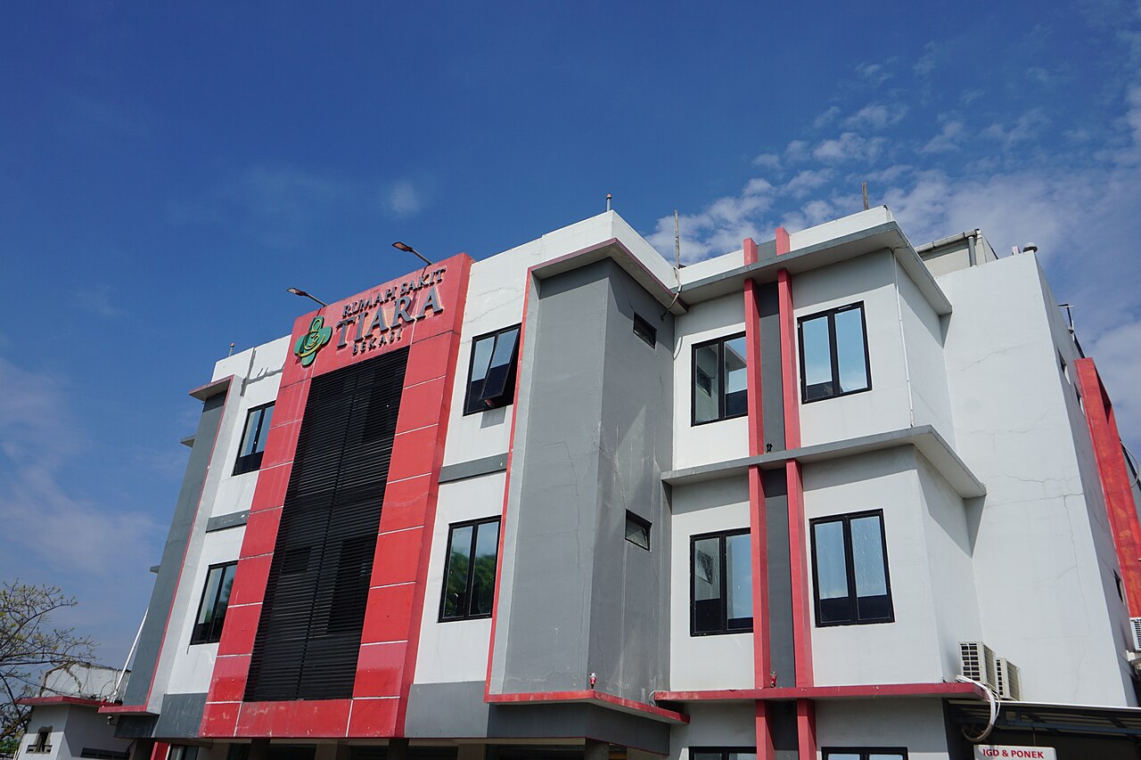 Gedung rumah sakit dengan pintu masuk beratap kanopi